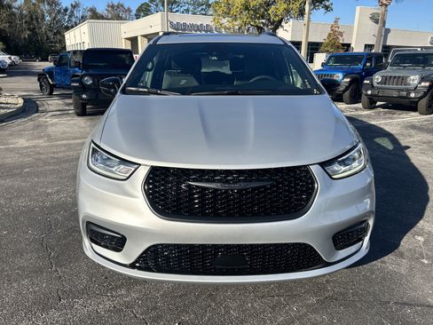 New 2026 Chrysler Pacifica Limited w/ S Appearance Package image 2