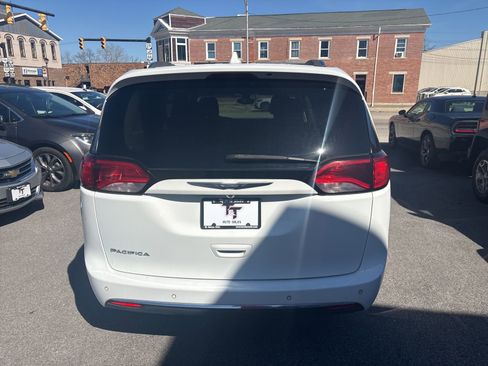 Used 2017 Chrysler Pacifica Touring-L Plus image 4