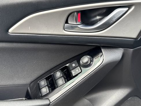 Used 2018 MAZDA MAZDA3 Sport image 18