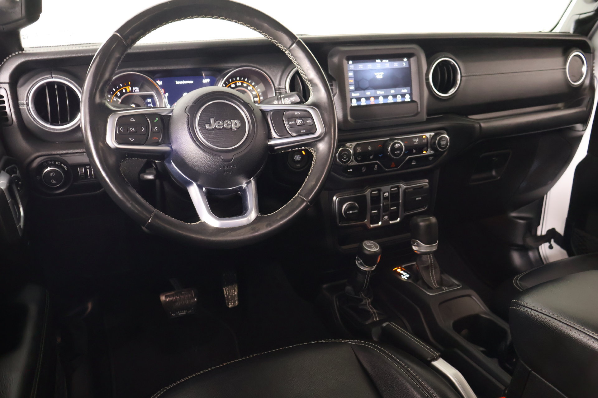 Used 2020 Jeep Gladiator Overland w/ LED Lighting Group AWD/4WD image 2