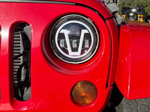 Used 2013 Jeep Wrangler Unlimited Rubicon image 4