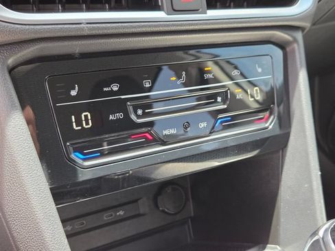 Certified 2025 Volkswagen Taos SE FWD image 23