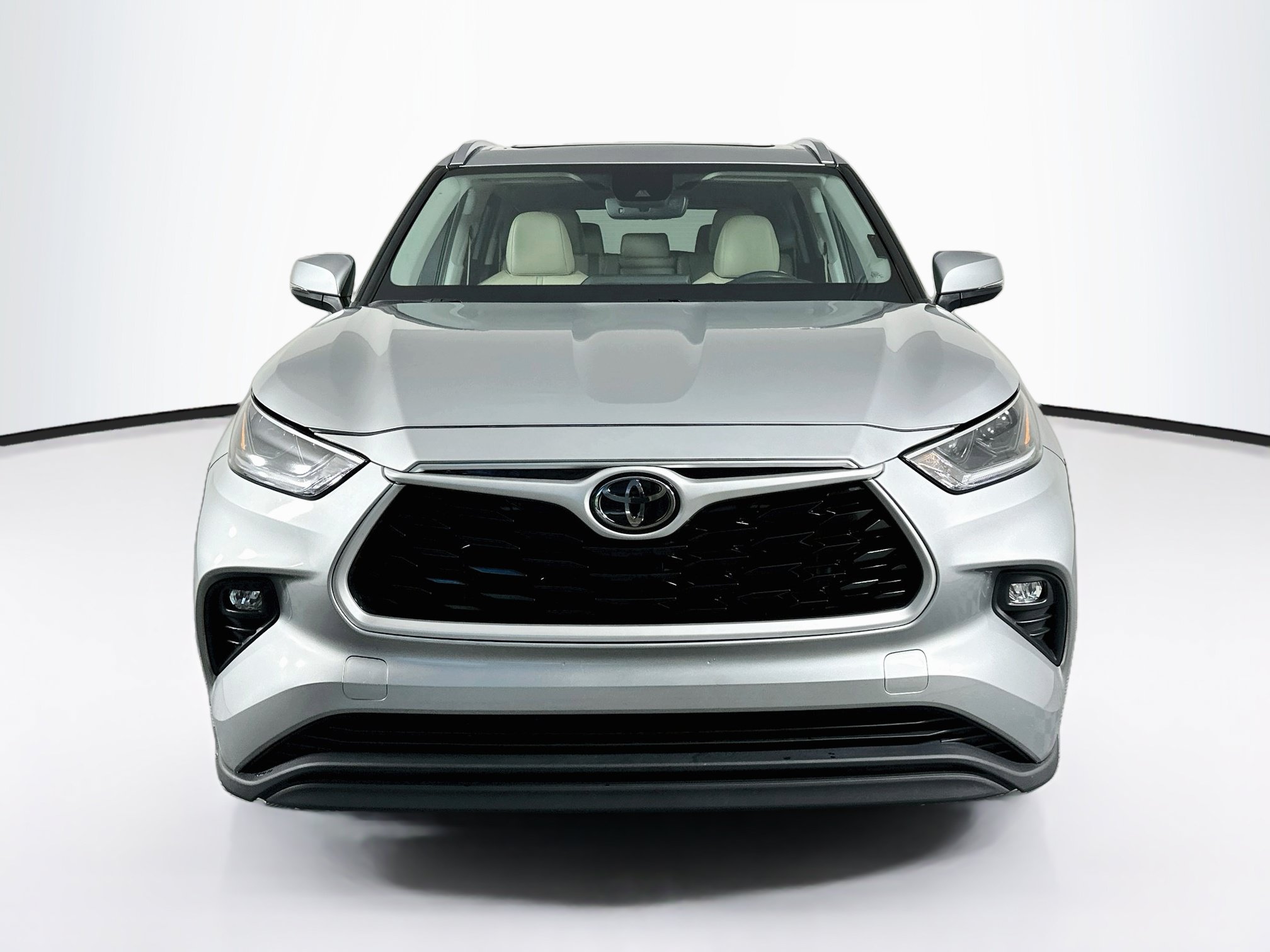Used 2021 Toyota Highlander XLE AWD/4WD image 2