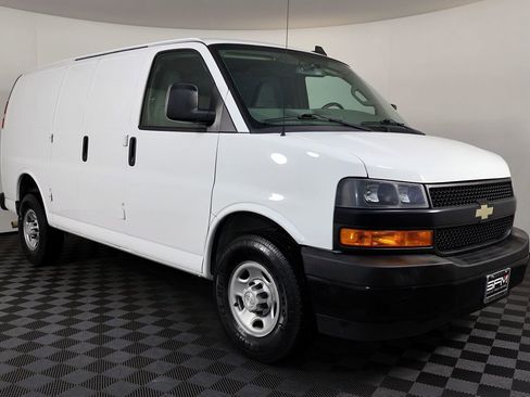 Used 2018 Chevrolet Express 2500 w/ Driver Convenience Package RWD image 6