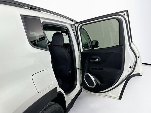 Used 2018 Jeep Renegade Latitude image 27