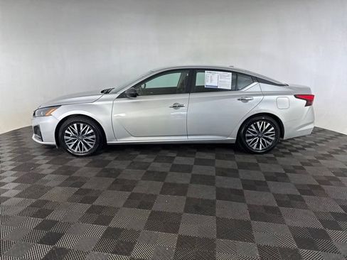 Used 2025 Nissan Altima 2.5 SV FWD image 11