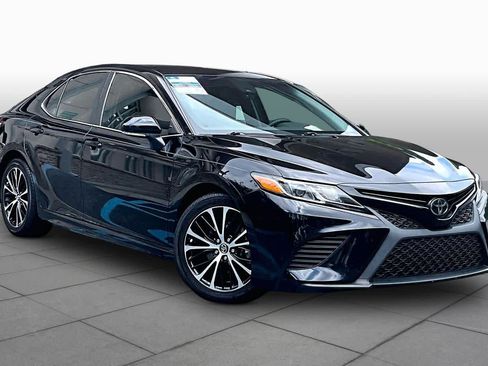Used 2018 Toyota Camry SE w/ Convenience Package FWD image 3