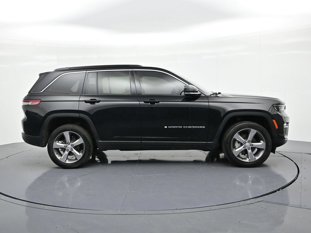 Used 2025 Jeep Grand Cherokee Limited w/ Luxury Tech Group II AWD/4WD image 5