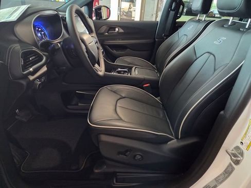 New 2027 Chrysler Pacifica Limited w/ S Appearance Package FWD image 3