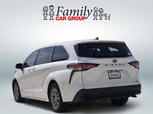 Used 2021 Toyota Sienna LE image 3