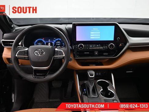 Used 2023 Toyota Highlander Platinum AWD/4WD image 11