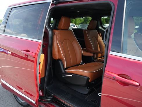 Used 2026 Chrysler Pacifica Pinnacle AWD/4WD image 22