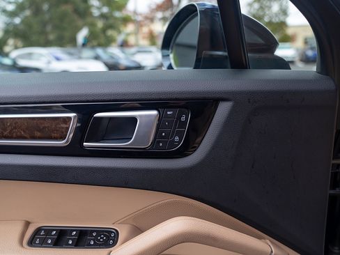 Certified 2022 Porsche Cayenne Platinum Edition image 16