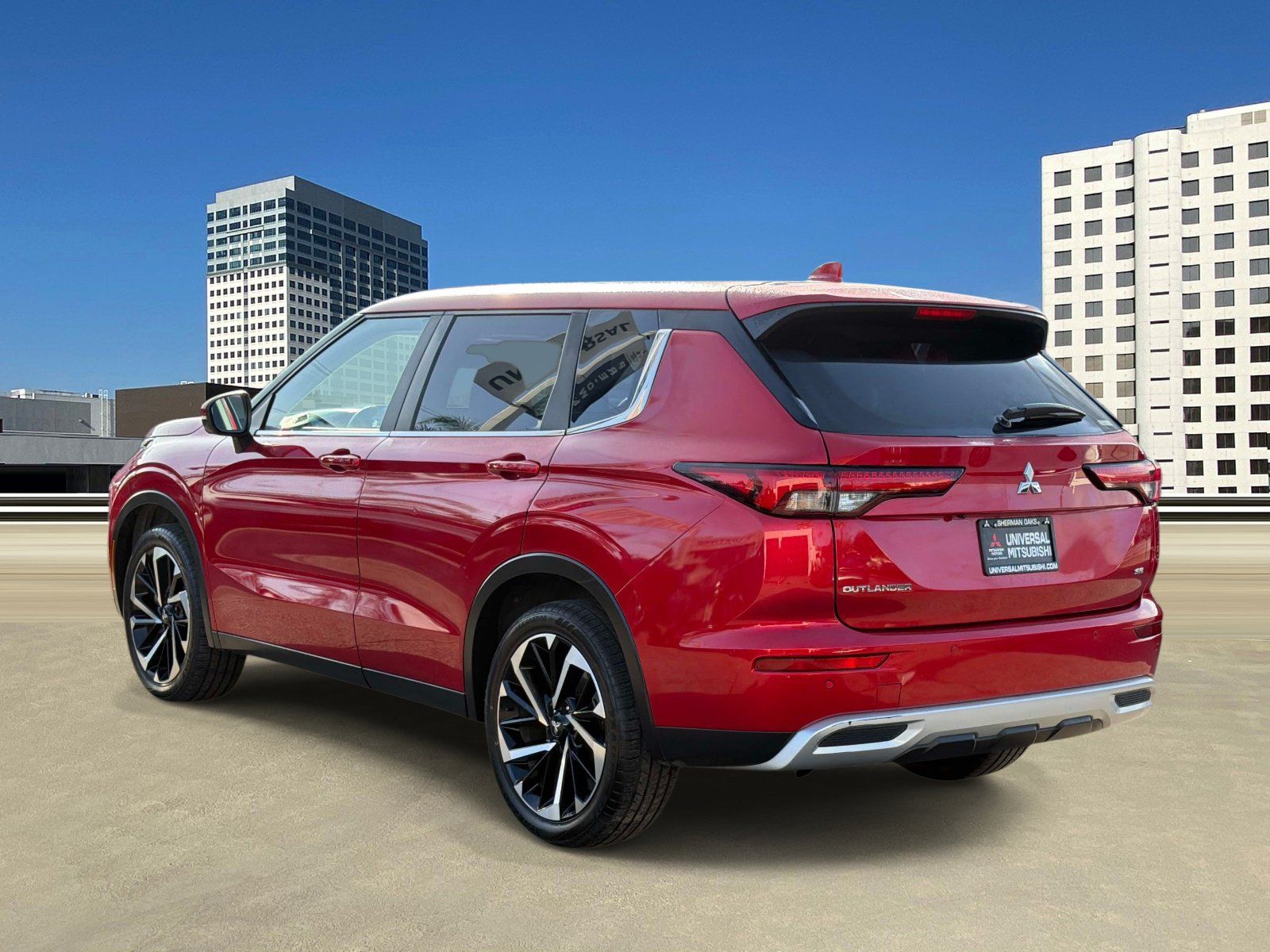 Used 2024 Mitsubishi Outlander AWD image 3