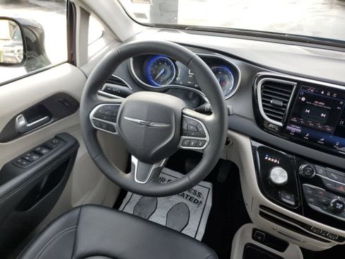 Certified 2024 Chrysler Pacifica Touring-L image 17