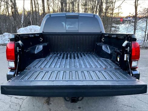 Used 2019 Toyota Tacoma TRD Sport w/ Technology Package image 30