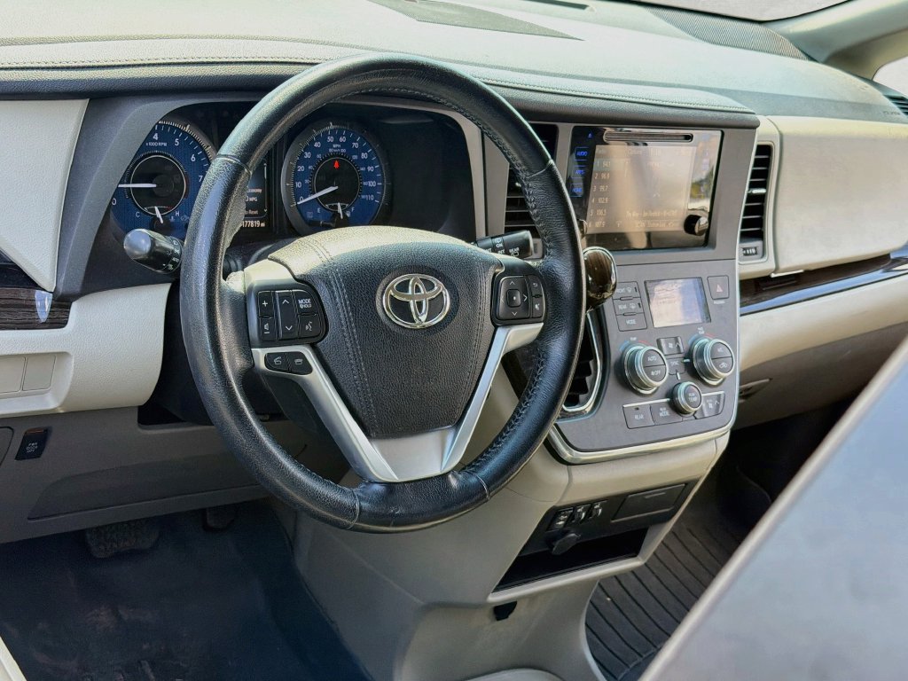 Used 2016 Toyota Sienna XLE FWD image 9