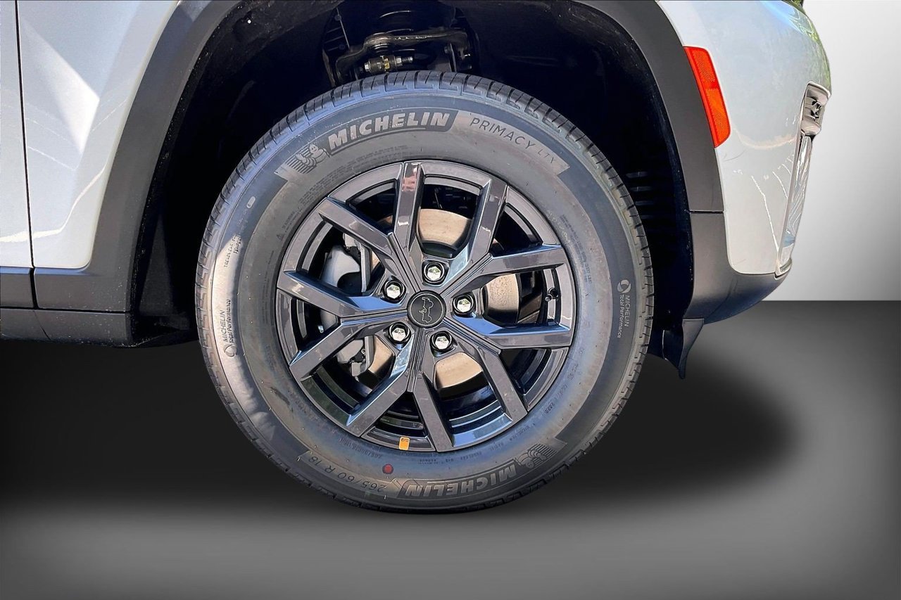 New 2027 Jeep Grand Cherokee Altitude RWD image 32