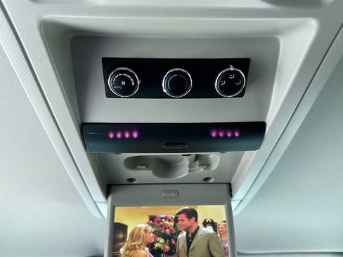 Used 2014 Chrysler Town & Country Touring FWD image 20
