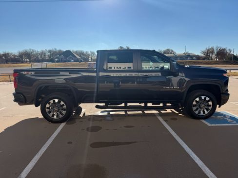 Used 2024 Chevrolet Silverado 2500 Custom w/ Custom Convenience Package image 5