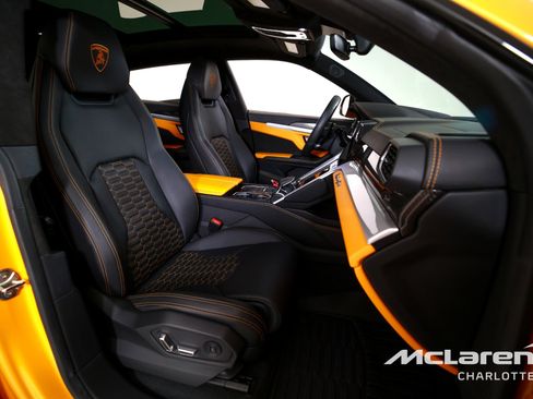 Used 2022 Lamborghini Urus AWD/4WD image 28