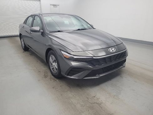 Used 2024 Hyundai Elantra SE FWD image 13