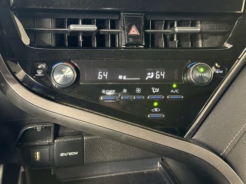 Used 2022 Toyota Camry SE FWD image 4