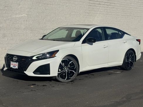 Used 2023 Nissan Altima 2.5 SR w/ SR Premium Package image 2