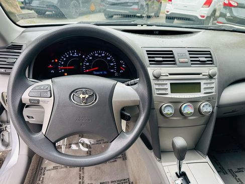 Used 2010 Toyota Camry LE image 10