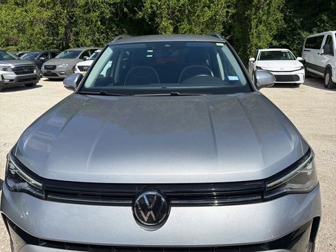 Used 2025 Volkswagen Taos SE AWD/4WD image 4