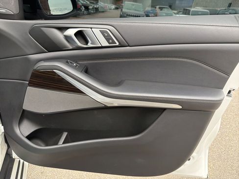 Used 2025 BMW X5 xDrive50e image 26