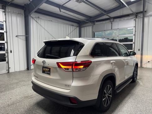 Used 2019 Toyota Highlander XLE FWD image 17