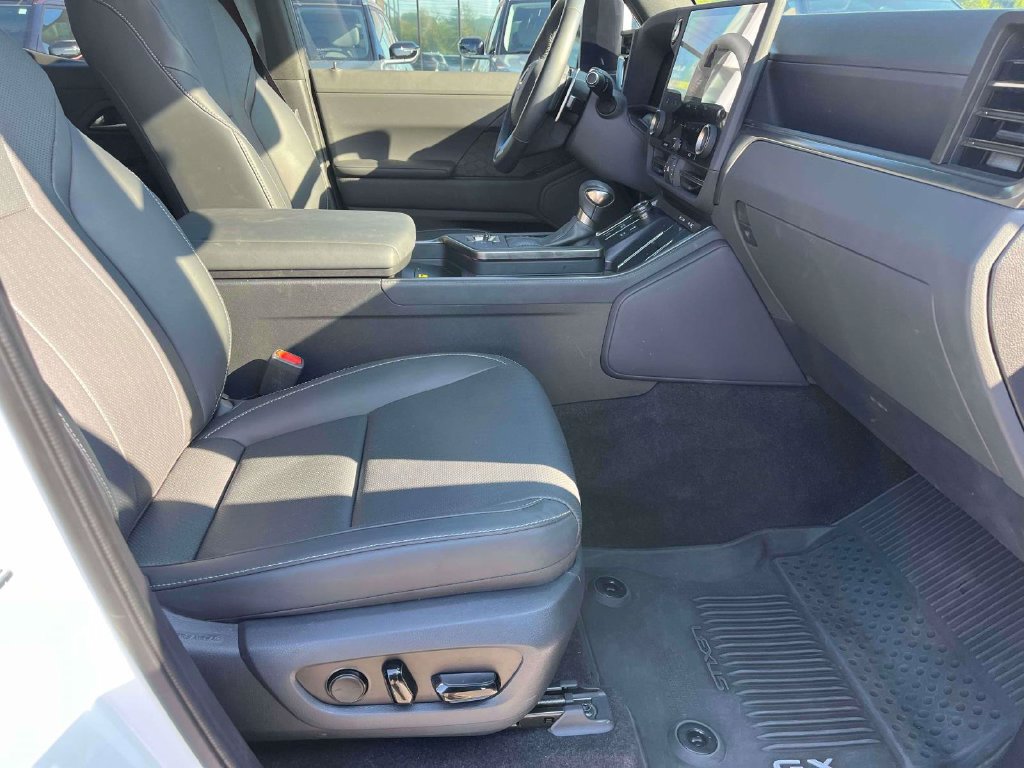 Used 2025 Lexus GX 550 w/ Cold Area Package AWD/4WD image 12