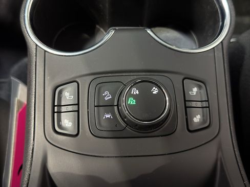 Used 2024 GMC Terrain SLE w/ Driver Convenience Package image 31