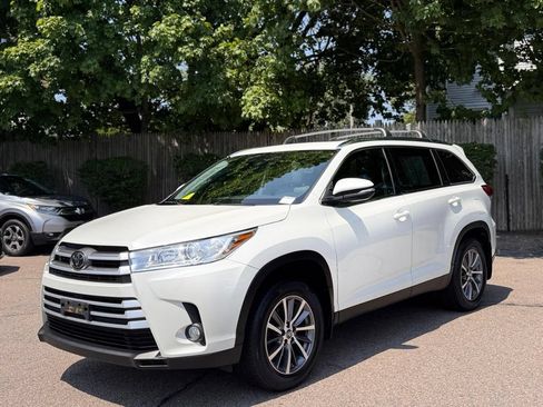 Used 2019 Toyota Highlander XLE AWD/4WD image 2