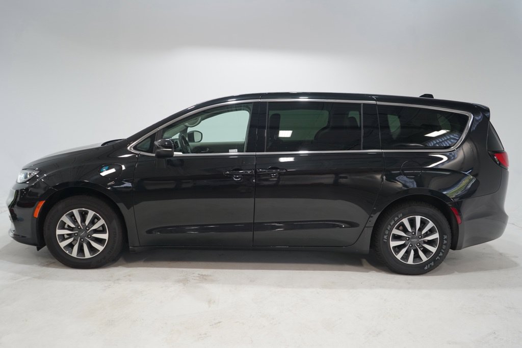 Used 2023 Chrysler Pacifica Touring-L FWD image 4