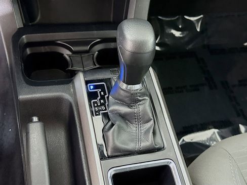 Certified 2018 Toyota Tacoma SR5 AWD/4WD image 10