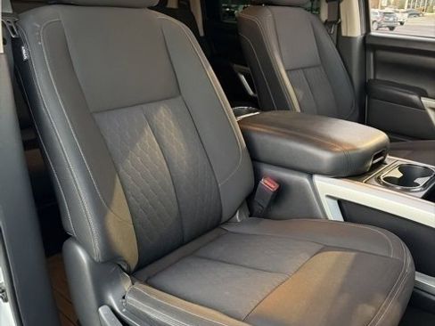 Used 2018 Nissan Titan SV w/ SV Convenience Package image 18