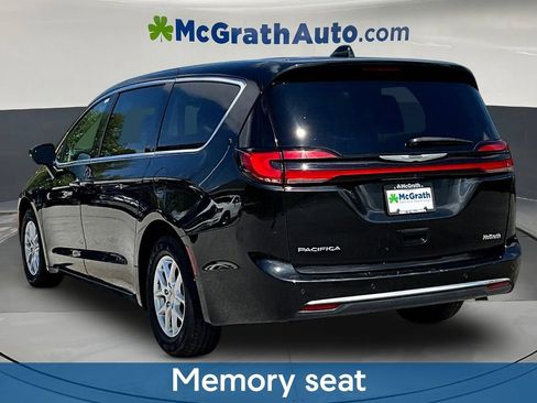 Used 2023 Chrysler Pacifica Touring-L FWD image 5