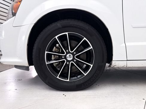 Used 2017 Dodge Grand Caravan SE FWD image 4