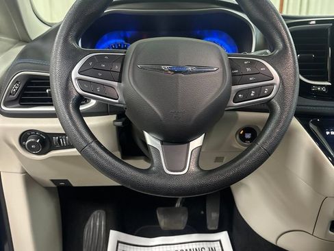 Used 2021 Chrysler Pacifica Touring FWD image 13