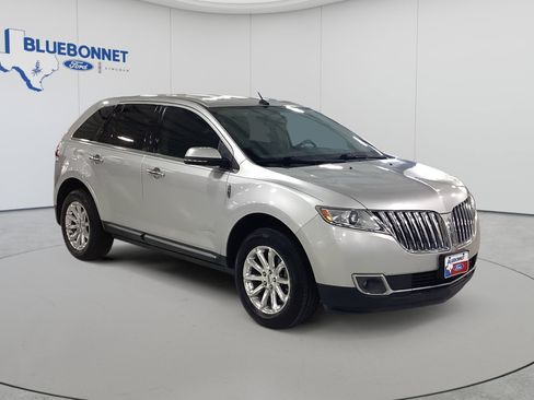 Used 2013 Lincoln MKX FWD image 3