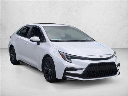 Used 2023 Toyota Corolla SE w/ SE Premium Package FWD image 3