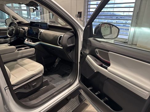 Used 2025 Ford Expedition Max Platinum image 38