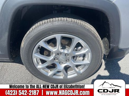 New 2023 Jeep Compass Latitude w/ Sun and Sound Group image 10