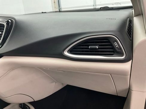 Used 2020 Chrysler Pacifica Touring-L Plus image 12