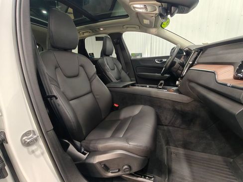 Used 2023 Volvo XC60 B5 Plus image 21