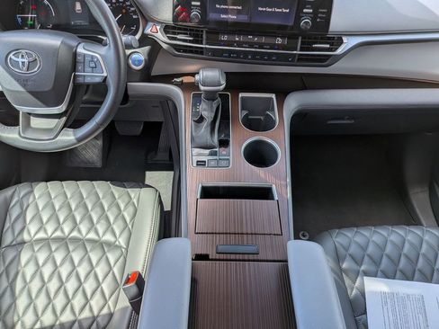 Used 2023 Toyota Sienna XLE image 18