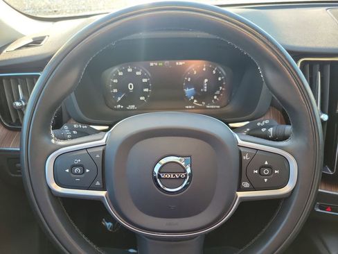 Used 2021 Volvo XC60 T5 Momentum w/ Advanced Package image 10