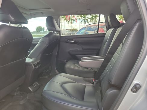 Used 2024 Toyota Highlander LE image 18